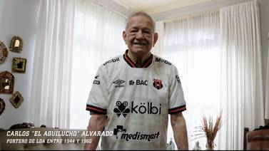 Carlos ‘Aguilucho’ Alvarado rememora la vuelta al mundo de Alajuelense al mostrar nueva camisa