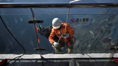 ‘Basureros Spiderman’: los hombres que limpian los acantilados de China