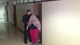 Mujer condenada por abandonar bebé en baño de banco logra anular fallo alegando trastorno psiquiátrico