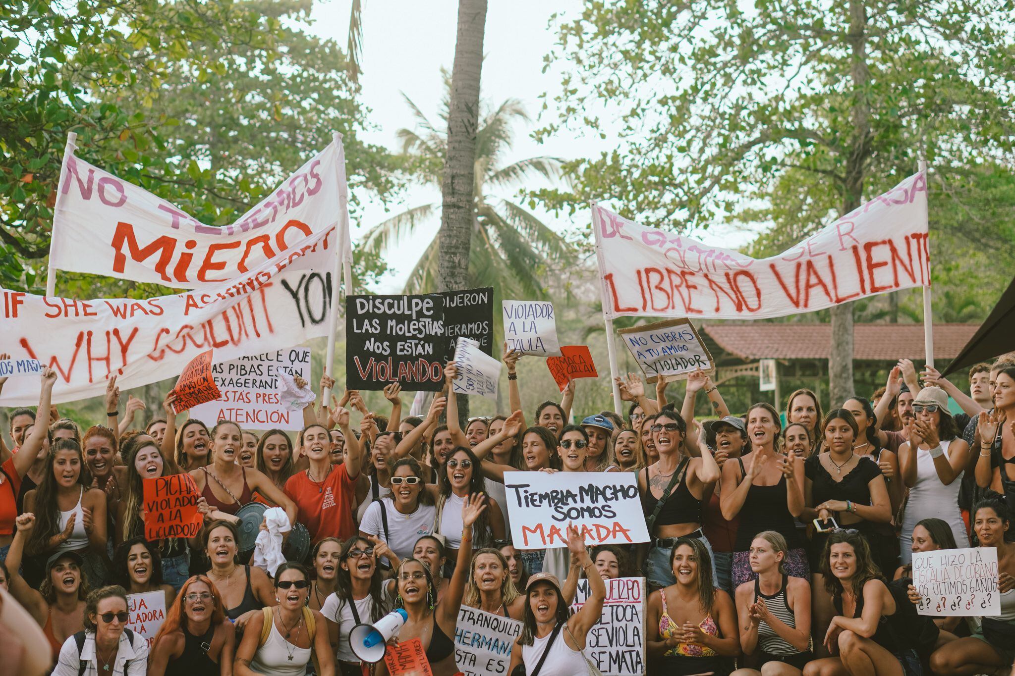 Decenas de mujeres de Cóbano protestaron luego de que un juzgado dejara en libertad a Picado.