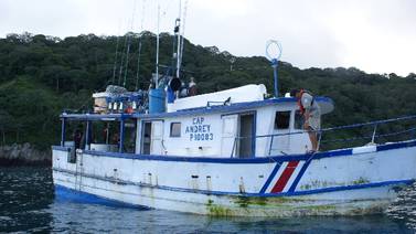 Guardaparques de Isla del Coco previenen a embarcación por irrespetar zona protegida