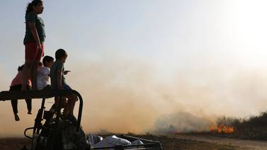 Cometas incendiarios lanzados desde Gaza devoran el campo israelí