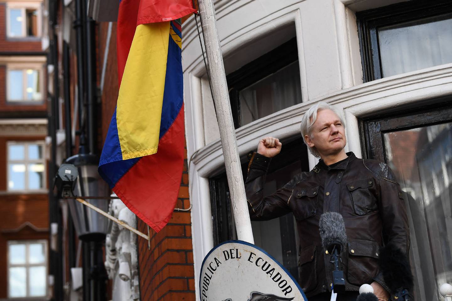 Julian Assange fue detenido por la policía británica en 2019, tras siete años confinado en la embajada de Ecuador en Londres, donde se refugió para evitar su traslado a Suecia.