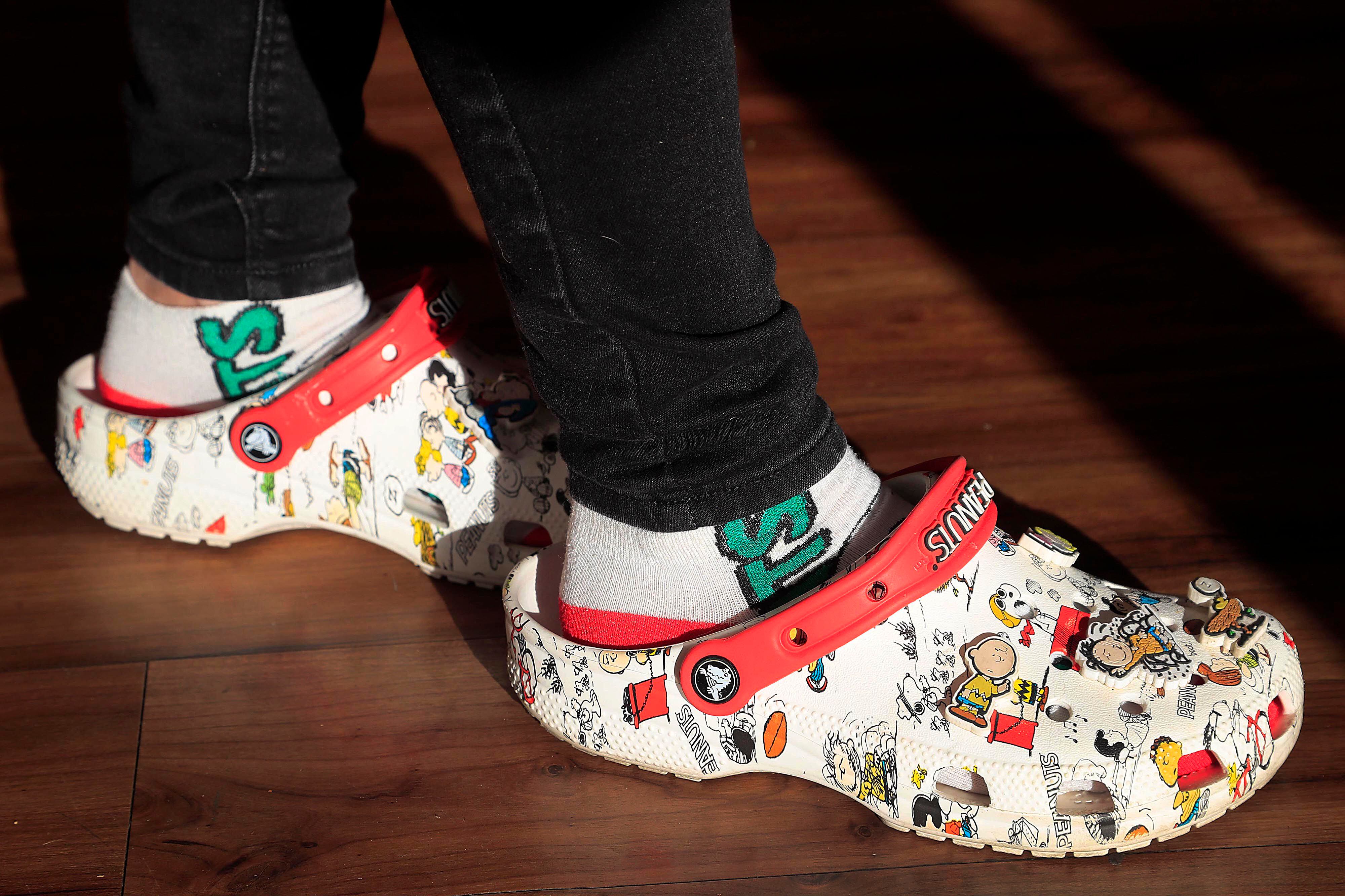 Doña Iliana está muy orgullosa con sus zapatos de Snoopy para trabajar. 