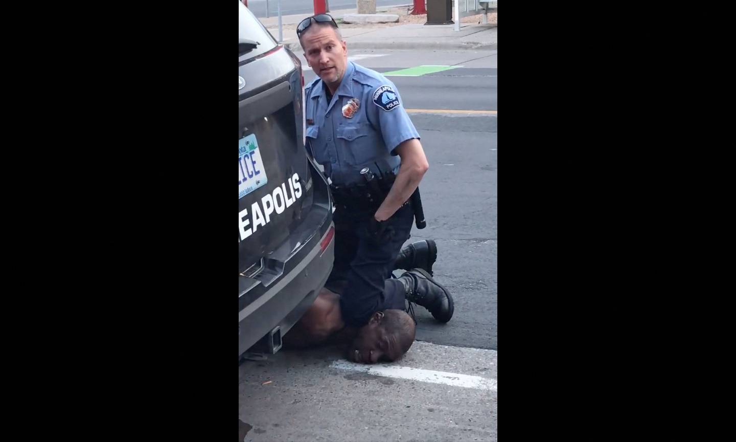 Esta imagen fija tomada de un video del 25 de mayo de 2020, cortesía de Darnella Frazier a través de Facebook, muestra al oficial de policía de Minneapolis, Minnesota, Derek Chauvin, arrestando a George Floyd.