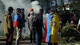 Policía dispersa con gases lacrimógenos a cientos de indígenas en Quito
