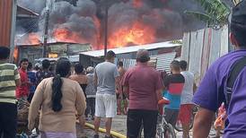 Incendio afecta cinco casas en Cartago