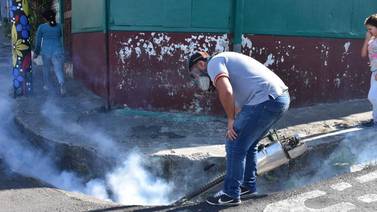 Municipalidades desinfectan calles por covid-19 pese a que Salud no lo recomienda