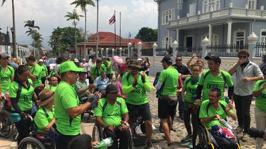 Jóvenes en silla de ruedas llegan a Asamblea para impulsar proyecto que crea figura de asistentes personales