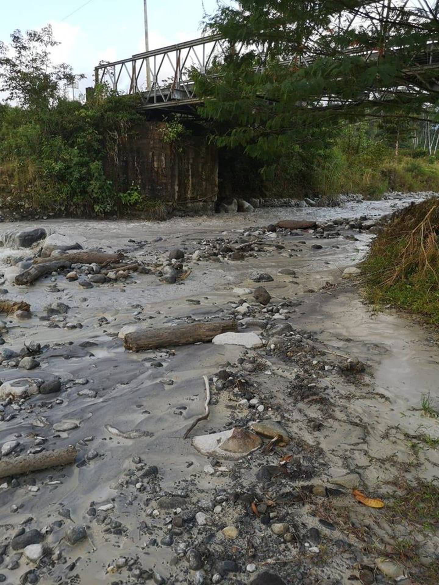 El agua del río Pénjamo, Upala,  se tornó espesa al mezclarse con el material lodoso expulsado de la laguna volcánica del Rincón de la Vieja. Foto: Mauricio Mora /RSN.