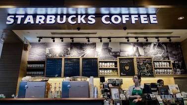 Starbucks prohibirá fumar a siete metros de sus locales en Estados Unidos