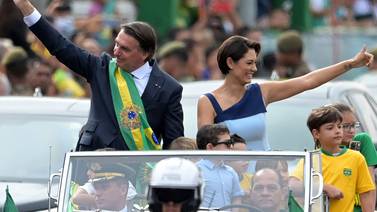 Jair Bolsonaro y su esposa guardan silencio ante policía por escándalo de joyas