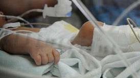 Covid-19 golpea a los más pequeños: muere niña de un año y hospital está al tope 