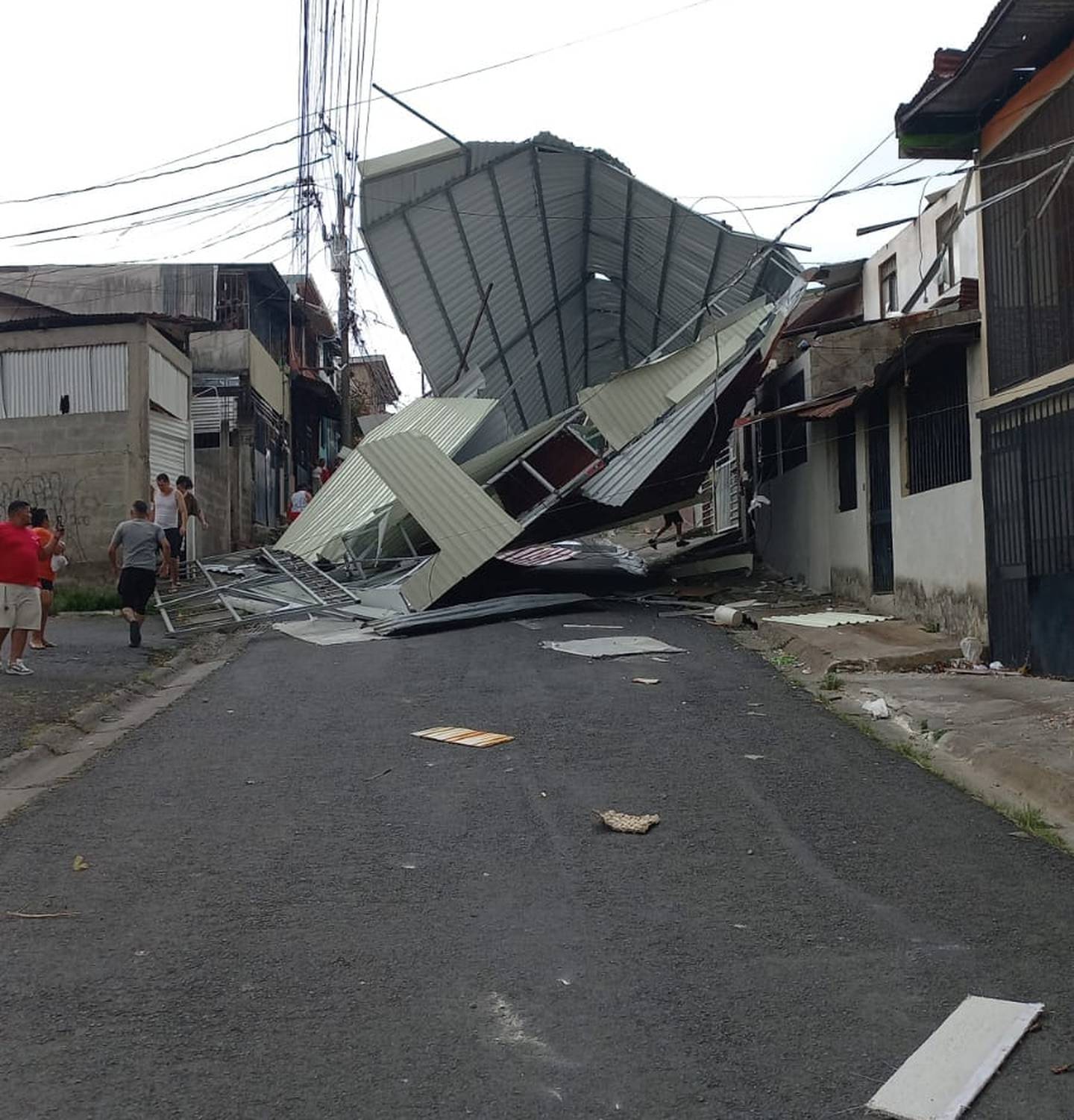 En Lomas del Río, Pavas, el viento en la tarde del domingo afectó varias techos y esta estructura de un tercer piso que estaba en construcción. Foto: Cortesía.