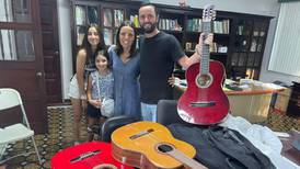 Familia de Marco Calzada dona guitarras a comunidad indígena
