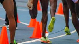 Pese a correr con su pie izquierdo descalzo atleta clasifica a final del Mundial de Atletismo