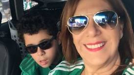 Madre brasileña narra partidos de fútbol a su hijo ciego 