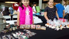 Niños y adolescentes emprendedores ofrecen sus productos en mercado navideño