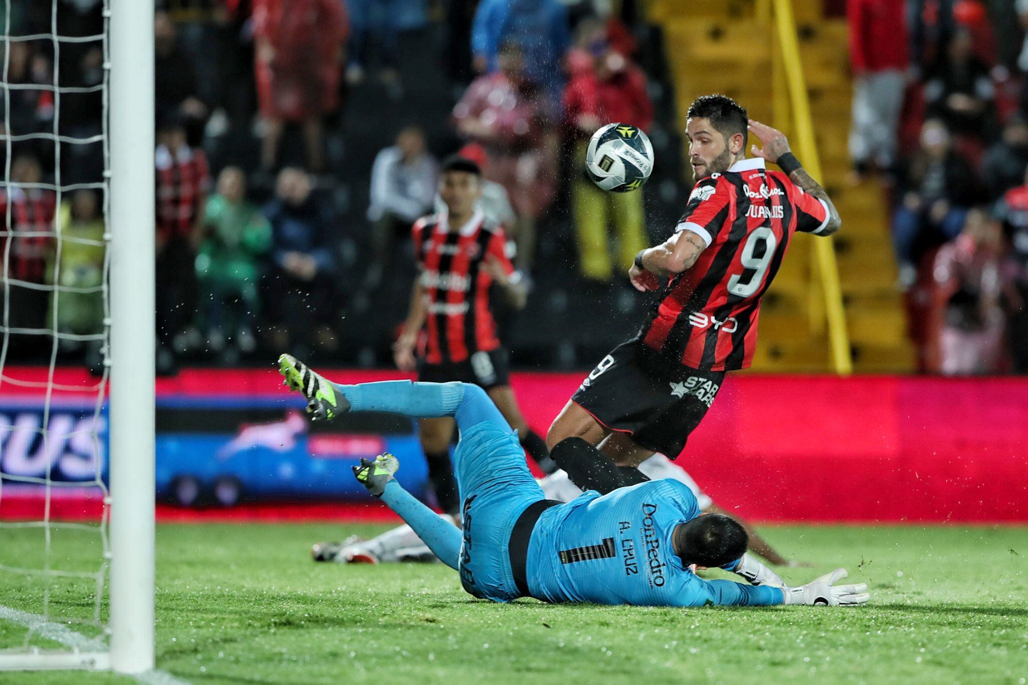 El atacante de Alajuelense, Jonathan Moya (9), superó al portero de Herediano, Aarón Cruz. Moya marcó el único gol en el duelo de ida de las semifinales del Torneo de Clausura 2024. 
