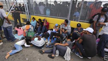 Migrantes centroamericanos acampan en puente fronterizo hacia Texas para pedir asilo