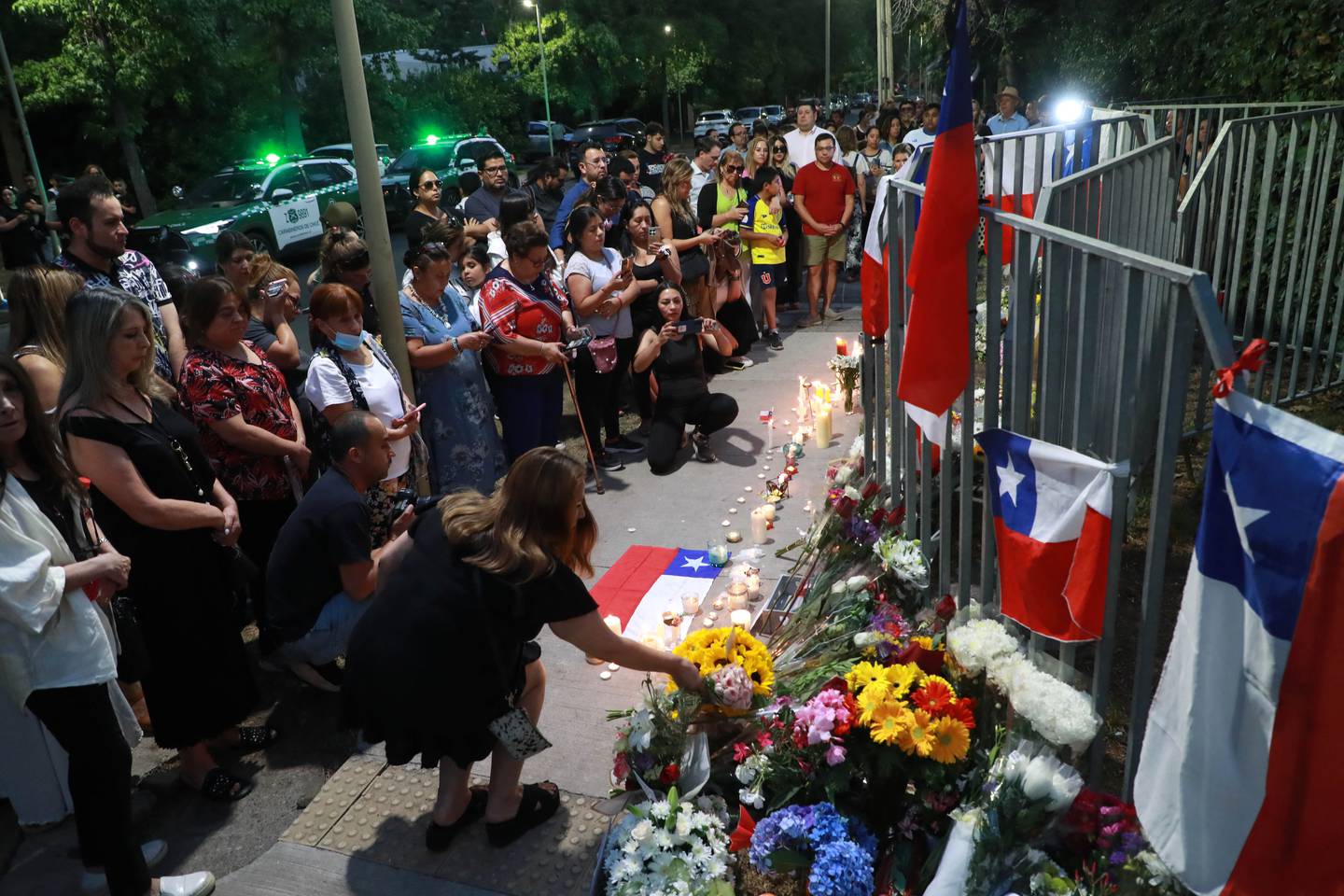 Los partidarios del expresidente chileno Sebastián Piñera se reúnen en un monumento conmemorativo en su honor frente a su casa en Santiago.