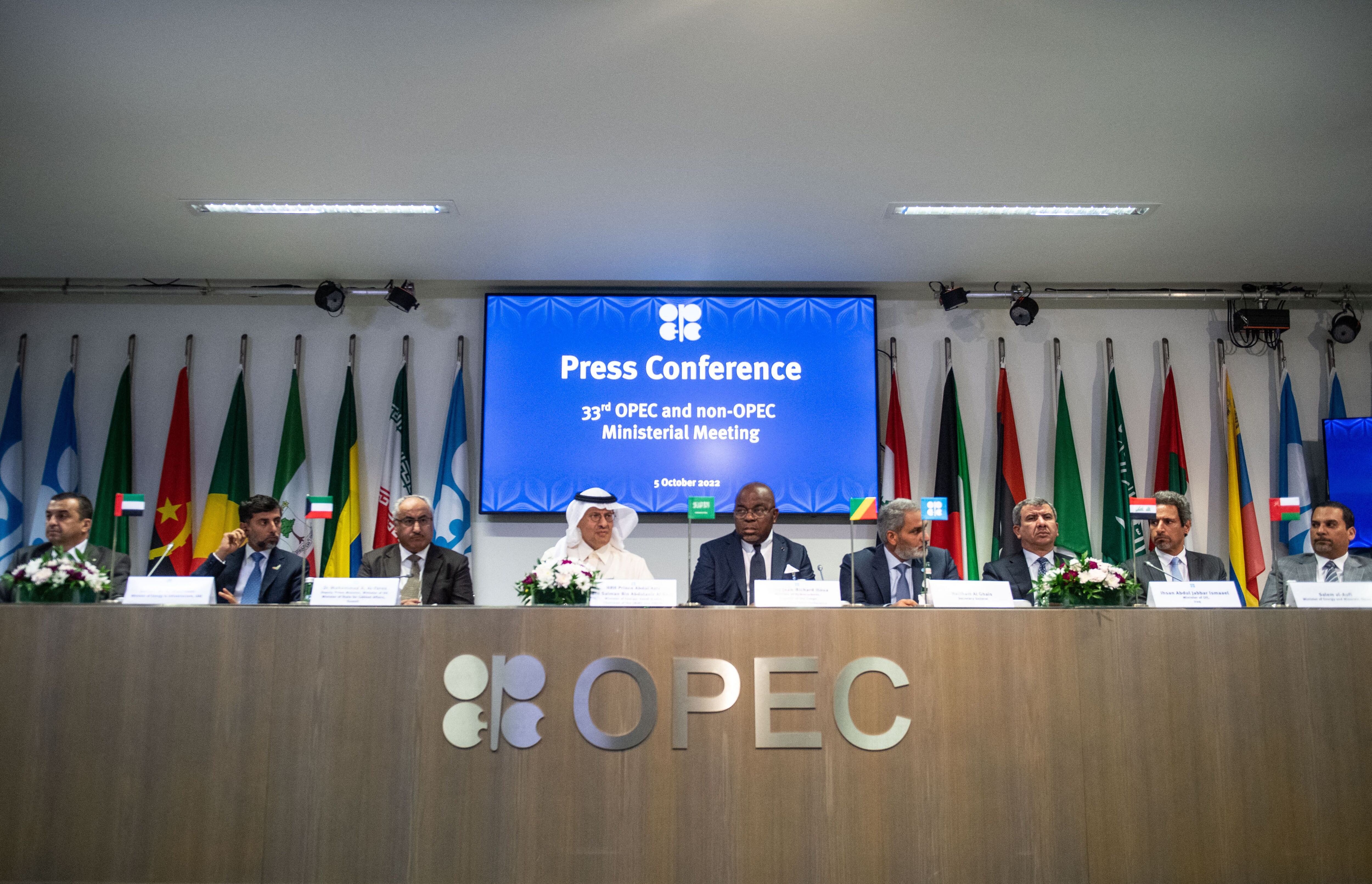 Representantes de los países miembros de la OPEP y sus 10 aliados (OPEP+), se reunieron de forma presencial, por primera vez desde la pandemia, en el mes de octubre. Fotografía:
