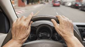 Cosevi revisa requisitos de licencias de conducir para adultos mayores 