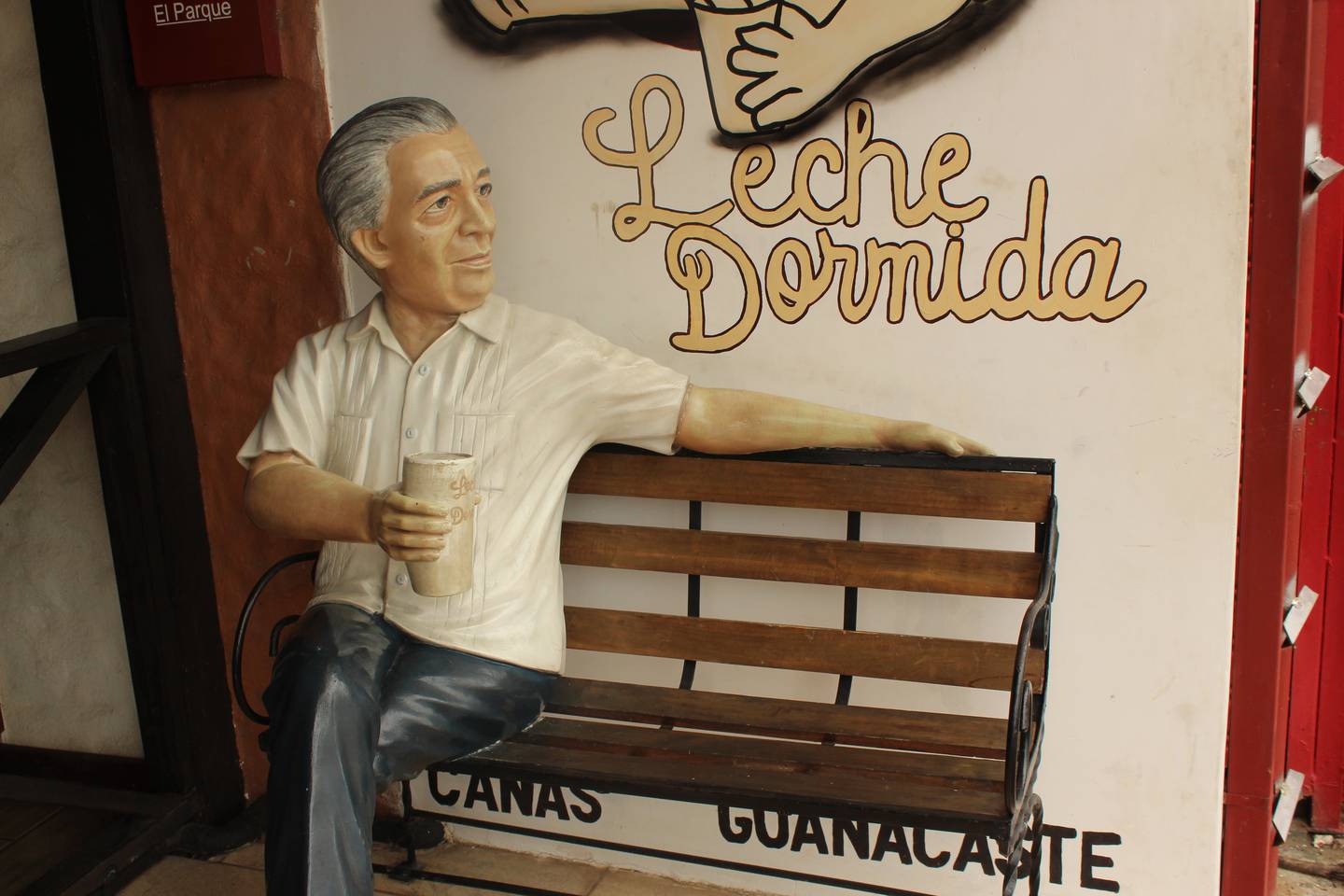 La réplica de Rogelio Gutiérrez, quien inventó la leche dormida, recibe a los locales y turistas que buscan degustar la popular bebida