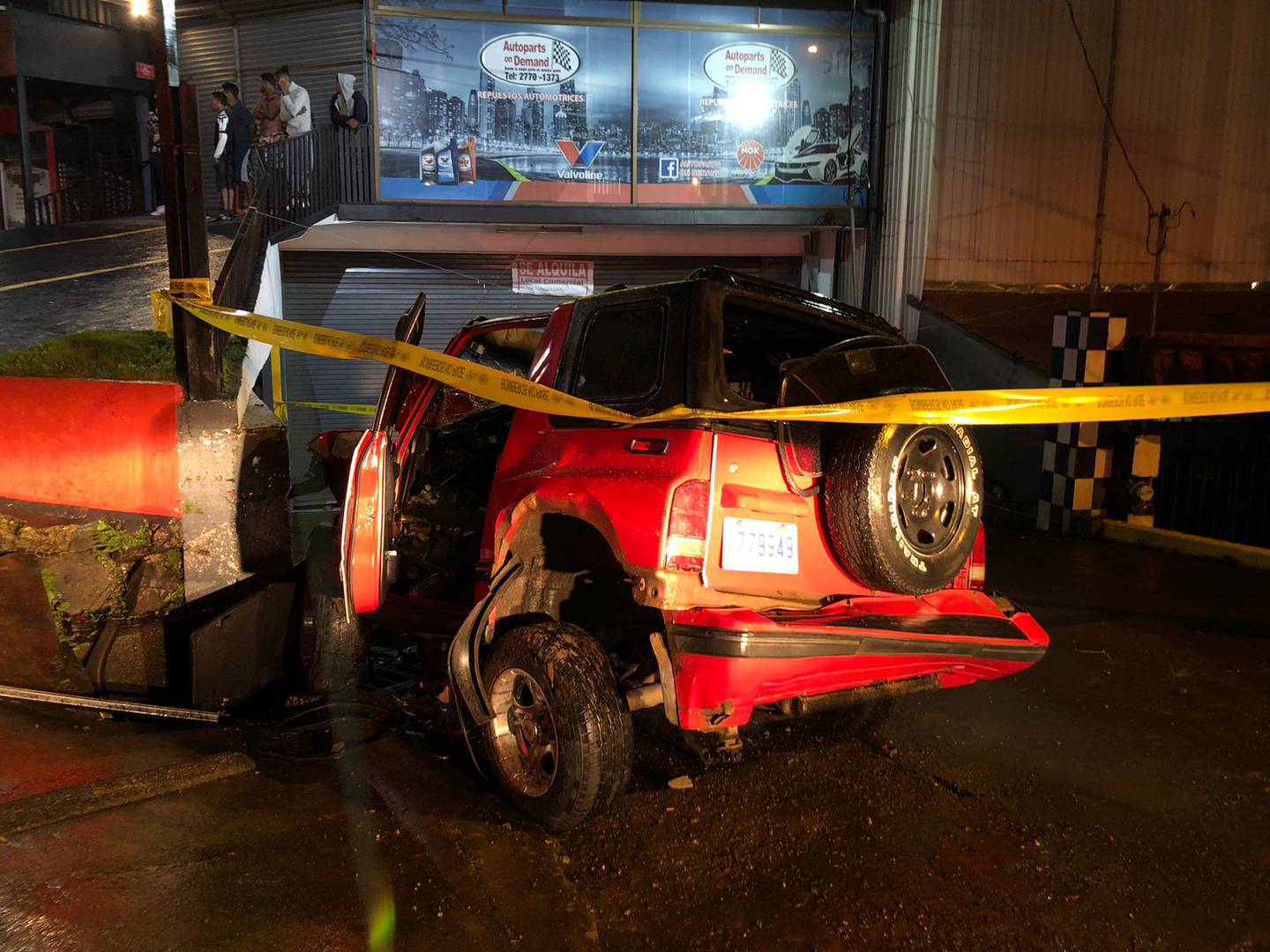 En Pérez Zeledón el accidente de este carro contra un muro cobró la vida de un hombre de 32 años que trabajaba para una empresa de buses. Foto: Mario Cordero.