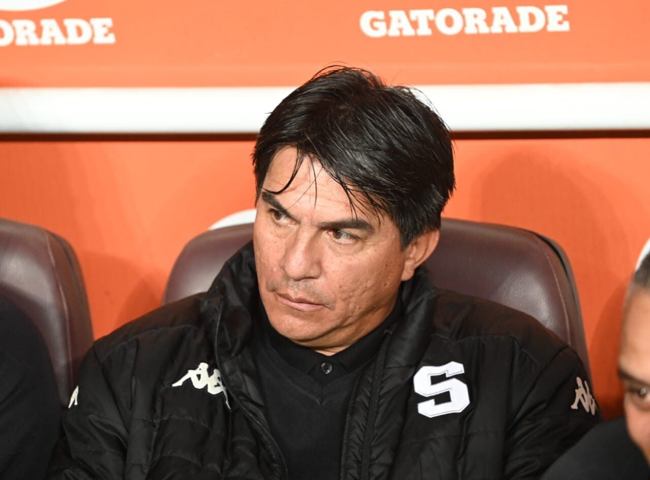 Vladimir Quesada tendrá que ver y dirigir el clásico nacional entre Liga Deportiva Alajuelense y Saprissa desde una butaca en el Estadio Alejandro Morera Soto.