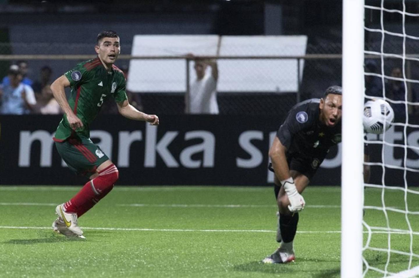 La Selección de México derrotó 2-0 a Surinam, en la Liga de Naciones. Twitter.