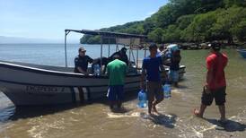 Vecinos de isla Caballo deben acarrear el agua potable desde Puntarenas