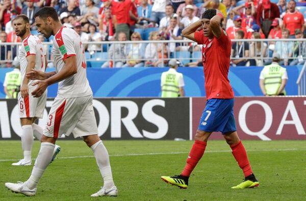 Christian Bolaños se lamenta en el juego ante Serbia, un partido que no le gustó para nada a Diego Armando Maradona. Fotografía: AP