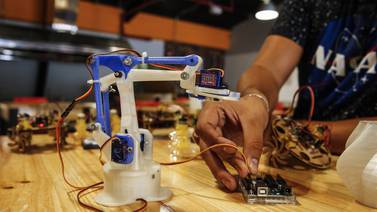 Laboratorio diseña herramientas para hacer robótica accesible a ticos