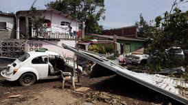 Acapulco lucha por levantarse tras el paso del huracán Otis