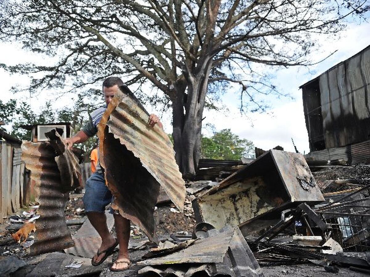 Familias levantan casas destruidas por fuego La Nación