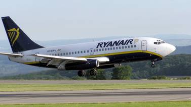 Aerolínea irlandesa Ryanair hace oferta de compra a Alitalia