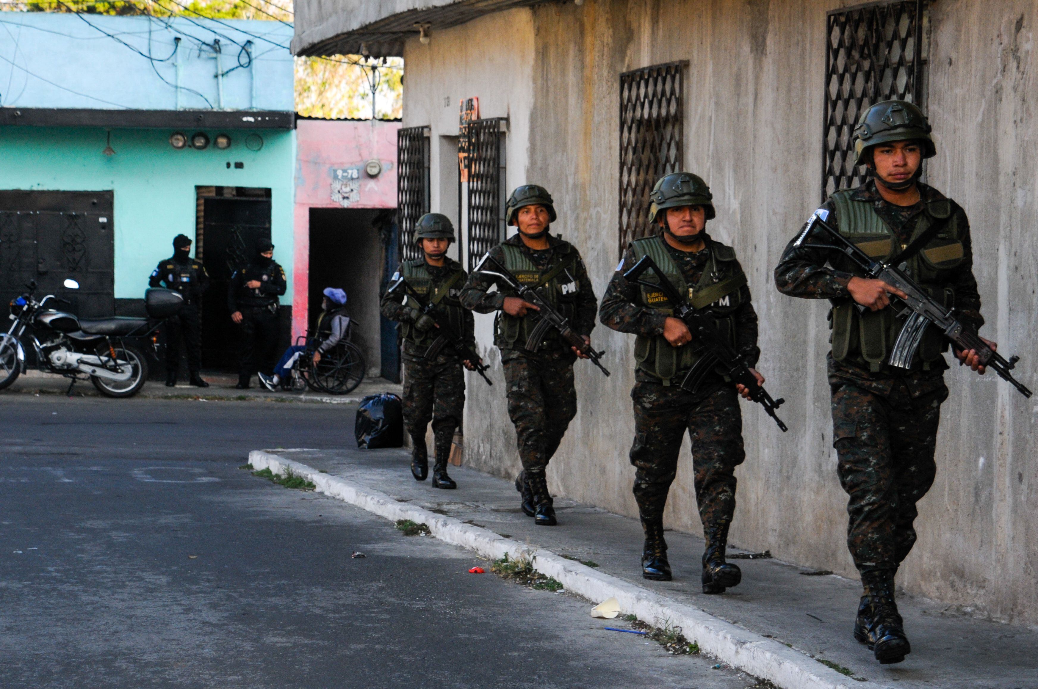 México y Guatemala unieron fuerzas para vigilar la frontera que comparten. Participan más de 5,000 soldados guatemaltecos, 500 agentes de la Policía Nacional Civil guatemalteca.