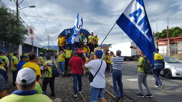 Trabajadores públicos en huelga paralizaron este lunes el servicio de tren cerca de la Municipalidad de San José, sobre avenida 10. Foto: ANEP