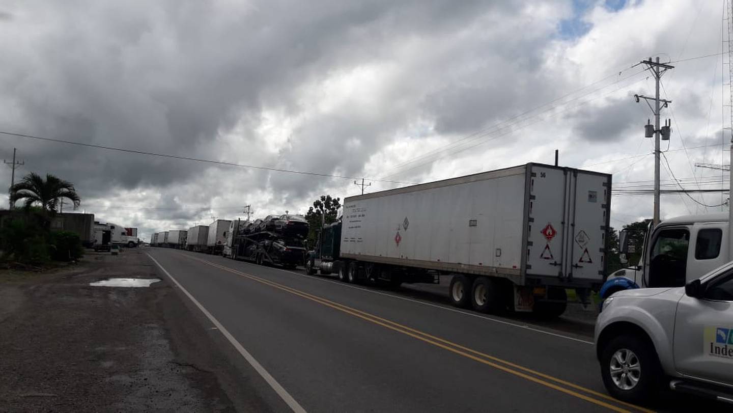La presa de camiones en Paso Canoas ya era muy larga, en Paso Canoas, frontera con Panamá, este jueves 8 de octubre. Los transportistas se quejan por medidas que limitan su actividad en Costa Rica y en la región. Foto: Cortesía de CCTU