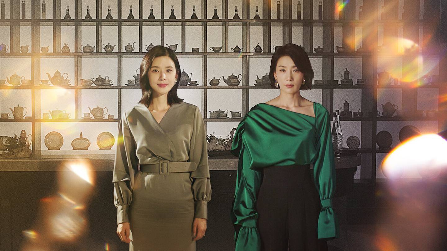 'Es mío', drama que cuenta con una temporada, saltó al estrellato en 2021 con la actuación de Lee Bo Young (izq) y Kim Seo Hyung (der).