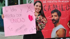 Camilo en Costa Rica: Mamás y familias apuntadas y muchas pancartas esperan al colombiano