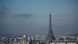 La falsa historia de los secuestradores de niños llega a París: atacan a gitanos que no tienen nada que ver con el tema