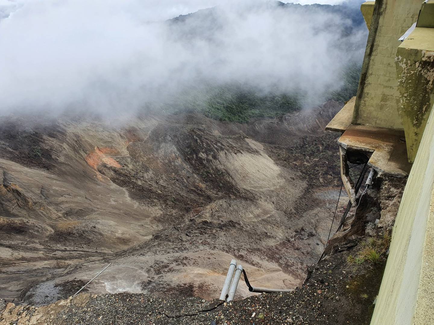 Unos 10 millones de metros cúbicos de material se desperendieron de lo alto y siguen cayendo pequeñas cantidades. Foto; Cortesía Ovsicori/ Sinac.