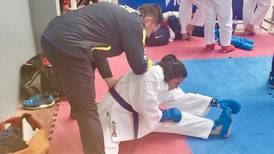Pareja de policías son los entrenadores de karate de representantes de Esparza en Juegos Nacionales