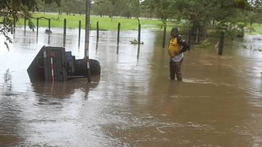 Camión de ayuda humanitaria por ciclón Bonnie cayó a río Niño en Upala