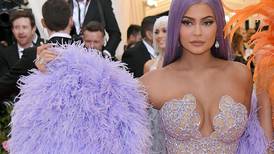 Kylie Jenner vende la mitad de su imperio de maquillaje a los dueños de CoverGirl por $600 millones 