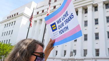 Arkansas es el primer estado de EE. UU. que prohíbe tratamientos y cirugías a menores transexuales