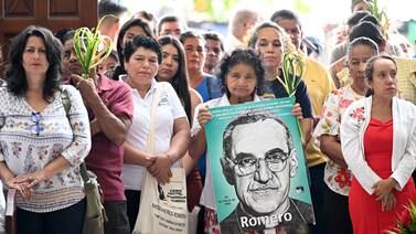 Salvadoreños piden justicia por monseñor Romero a 44 años de su asesinato