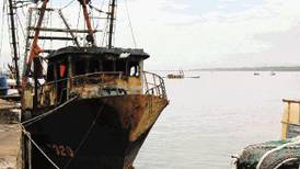 Pescadores pelean millonario pago del Estado por incendio de barcos 